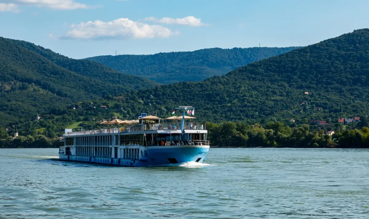 Круїзне судно з понад 200 людьми сіло на мілину в Дунаї, поблизу кордону Румунії, Болгарії та Сербії